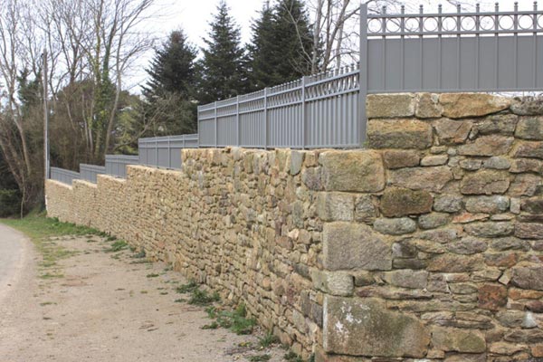 clôture grises mur en pierre